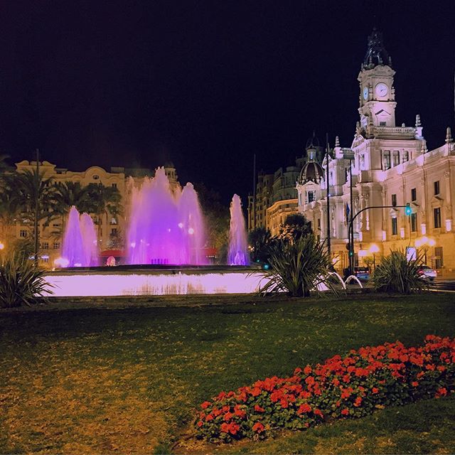 Valencia by night ?? #valencia #españa #igersspain #noche #fontana #lovevalencia