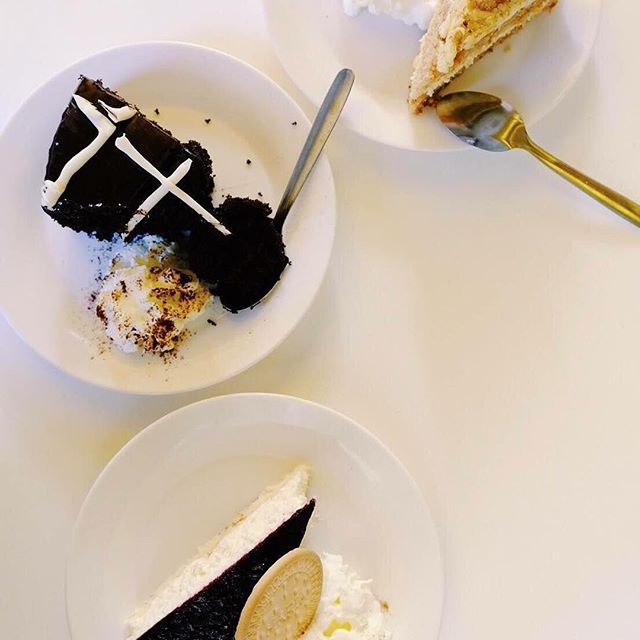 ¿Por qué tener que decidir cuando puedes tomar un pedacito de cada una? ¡¡Arriba los golosos!! ??#MomentosBertal #Valencia #Bertal #Merienda #sweet #sweetlover #foodie #instafood #brunch #foodlover #foodstagram #cake #cheesecake #tarta #golosos #lovevalencia #igersvalencia #valenciagram #tasty #delicious #yummy #micalet #bonaire #bakery #coffee #coffeelover