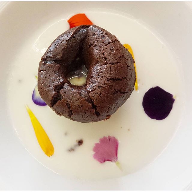 Y de postre, coulant de dos chocolates con sopita de coco. ????
@laestanteriademj @inbogavlc @daquidivino @davidblaytapia repetimos cuando queráis! ? #dietamediterráneaazahar
#restaurante #Valencia #Patacona #arroces #pescado #tapas #lovevalencia #unaagendaconestilo #salirporValencia