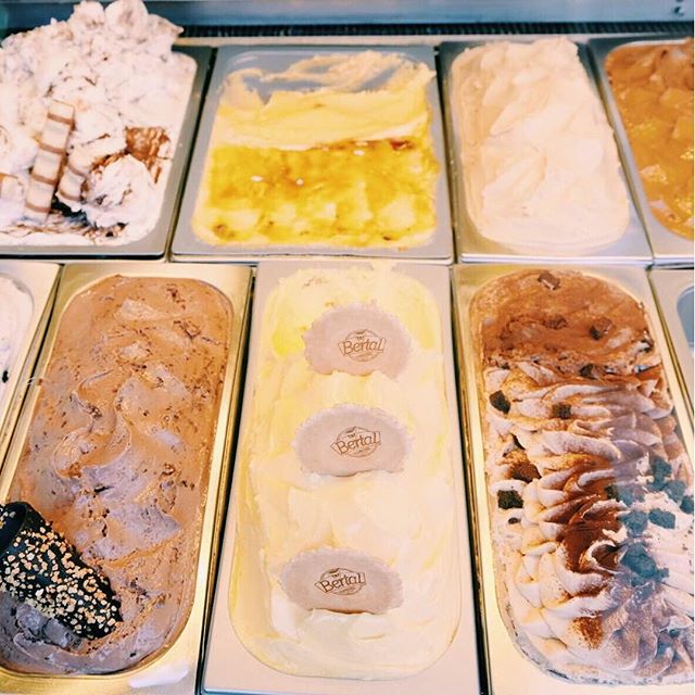 Lo genial de los inviernos con espíritu de primavera en Valencia es que cualquier ocasión es un momento perfecto para disfrutar de un helado artesano. ¿Cuál es vuestro sabor favorito? 
#MomentosBertal #Valencia #icecream #helado #heladosartesanales #winter #sun #sunny #sweet #sweetlover #tasty #yummy #brunch #dessert #delicious #lovevalencia #igersvalencia #valenciagram #foodie #foodlover #instafood
