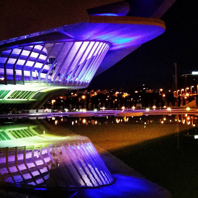 Palau Reina Sofía iluminado. #instadaily #instalike #likesforlikes #photooftheday #instagram #colorful #architecture #amazing #bestoftheday #sky #match_valencia #lovevalencia #comunidadvalenciana #nice #picoftheday #ciudaddelasartesylasciencias #like4like #sunset #nature #art #building #history #best #instavalencia #valenciabonita #clouds