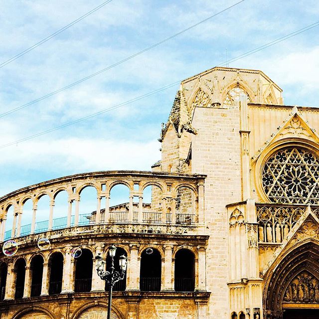 Les bulles ? • #architecture #architexture #archidaily #architecturelovers #plazadelavirgen #beautiful #bulles #pompas #detalle #centro #iglesia #january #end #domingo #sunday #lovevalencia #valencia #valenciaenamora #valenciagrafias #igersvlc #ig_valencia #igersvalencia #loves_valencia #igersspain #spain #españa