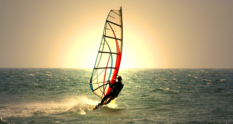 Practicar windsurf en Valencia
