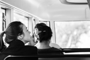 mujeres autobus nocturno